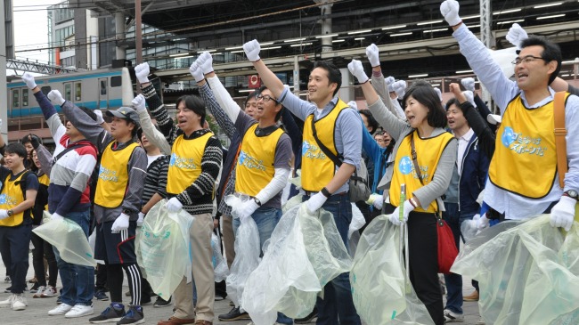 اليابان تنظّم ''كأس العالم لجمع القمامة''  اليابان تنظّم &#8221;كأس العالم لجمع القمامة&#8221; 1677327535 media