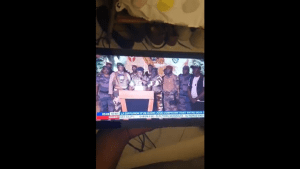 الغابون: عسكريون يظهرون على التلفزيون الحكومي ويعلنون إلغاء الانتخابات وحل المؤسسات czoxMjQ6Imh0dHBzOi8vcy5mcmFuY2UyNC5jb20vbWVkaWEvZGlzcGxheS9hZmFkOGIyYy00NmYwLTExZWUtOWM5Mi0wMDUwNTZiZmIyYjYvdzoxMDI0L3A6MTZ4OS9NaWNyb3NvZnRUZWFtcy1pbWFnZSUyMCUyODIlMjktMS5wbmciOw 300x169